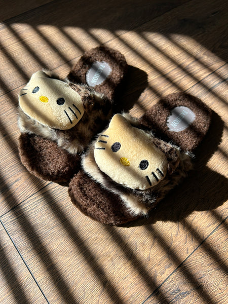 FALL HELLO KITTY SLIPPERS