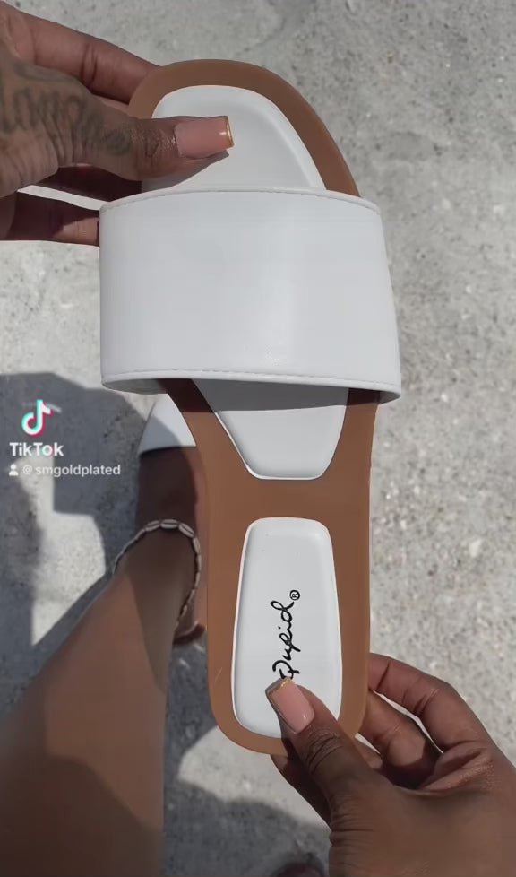 MINIMALIST FLAT SANDALS